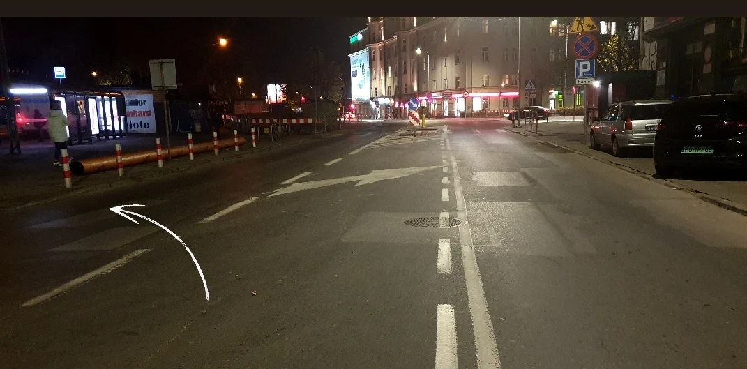 Według inżyniera ruchu znak ten nie pozwala skręcać w lewo, na pętle autobusową (dorysowaliśmy strzałkę), jadącym buspasem np. samochodom o napędzie elektrycznym i taksówkom 