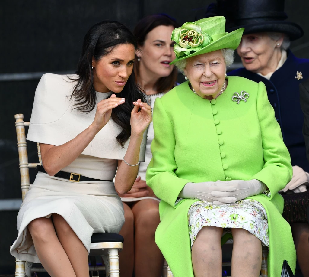 Meghan niejednokrotnie sprzeciwiała się regułom narzuconym przez królową Elżbietę II. Nie stroniła od takich występków, nawet gdy w jej obecności pojawiała się sama monarchini. Podczas pierwszej podróży z Elżbietą Meghan zapomniała o nakryciu głowy. To duży nietakt. Protokół nakazuje, aby wszystkie kobiety przebywające z królową nosiły kapelusz, jeśli monarchini zdecyduje się go założyć. Meghan niejednokrotnie sprzeciwiała się regułom narzuconym przez królową Elżbietę II. Nie stroniła od takich występków, nawet gdy w jej obecności pojawiała się sama monarchini. Podczas pierwszej podróży z Elżbietą Meghan zapomniała o nakryciu głowy. To duży nietakt. Protokół nakazuje, aby wszystkie kobiety przebywające z królową nosiły kapelusz, jeśli monarchini zdecyduje się go założyć.