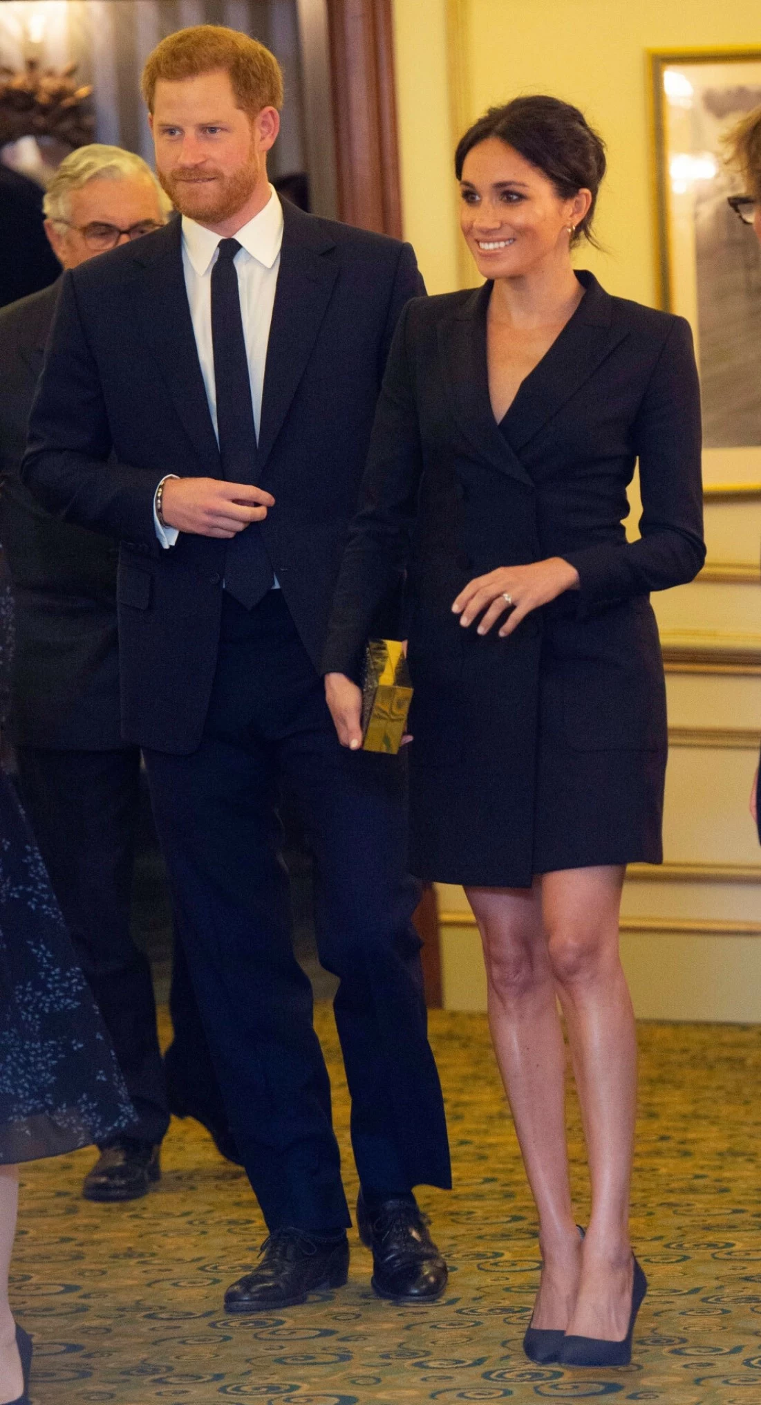 To nie pierwszy raz, gdy Markle nie zważała na długość kreacji. Księżnej nie przystoi przywdziewanie sukienek mini, a mimo to Meghan pojawiła się na ważnym spotkaniu w bardzo krótkiej stylizacji. Co więcej, po raz kolejny zdecydowała się nie zakładać rajstop. Na uwagę zasługuje również kolor sukienki. Według zasad, którymi kieruje się brytyjski dwór, księżna nie powinna decydować się na czarne stylizacje chyba, że wybiera się na pogrzeb. To nie pierwszy raz, gdy Markle nie zważała na długość kreacji. Księżnej nie przystoi przywdziewanie sukienek mini, a mimo to Meghan pojawiła się na ważnym spotkaniu w bardzo krótkiej stylizacji. Co więcej, po raz kolejny zdecydowała się nie zakładać rajstop. Na uwagę zasługuje również kolor sukienki. Według zasad, którymi kieruje się brytyjski dwór, księżna nie powinna decydować się na czarne stylizacje chyba, że wybiera się na pogrzeb.