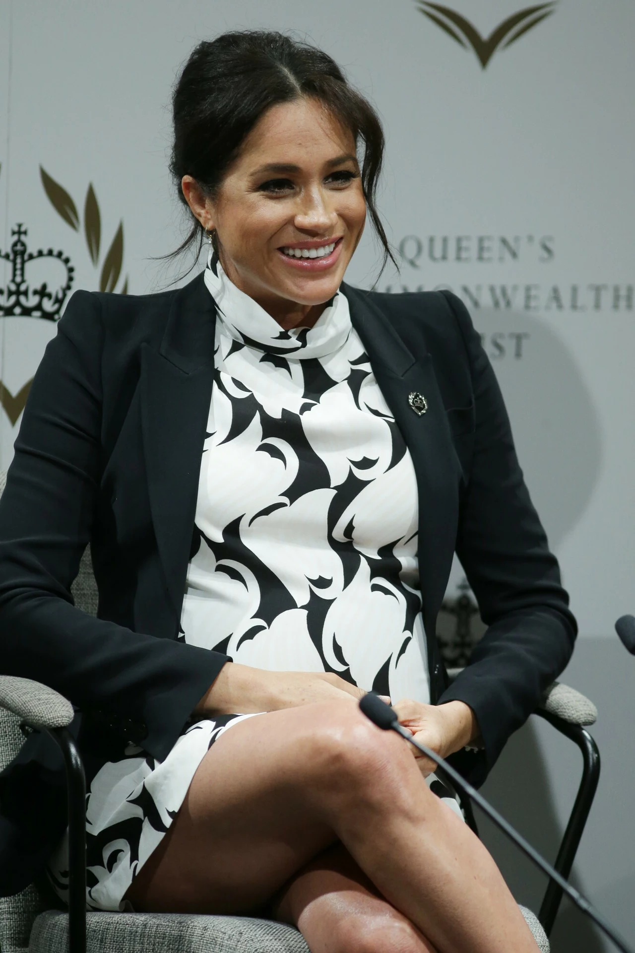 Nawet po dołączeniu do brytyjskiej arystokracji Meghan niechętnie rezygnowała z odsłaniania ciała. Podczas zeszłorocznego panelu dyskusyjnego z okazji Dnia Kobiet sprawiała wrażenie, jakby królewski protokół dla niej nie istniał. Zdecydowała się bowiem na bardzo krótką sukienkę, zrezygnowała z rajstop, a co więcej, podczas rozmowy, której towarzyszyli fotoreporterzy, założyła nogę na nogę. Przy takiej stylizacji nie wiele brakowało, żeby Markle odsłoniła za dużo! Nawet po dołączeniu do brytyjskiej arystokracji Meghan niechętnie rezygnowała z odsłaniania ciała. Podczas zeszłorocznego panelu dyskusyjnego z okazji Dnia Kobiet sprawiała wrażenie, jakby królewski protokół dla niej nie istniał. Zdecydowała się bowiem na bardzo krótką sukienkę, zrezygnowała z rajstop, a co więcej, podczas rozmowy, której towarzyszyli fotoreporterzy, założyła nogę na nogę. Przy takiej stylizacji nie wiele brakowało, żeby Markle odsłoniła za dużo!