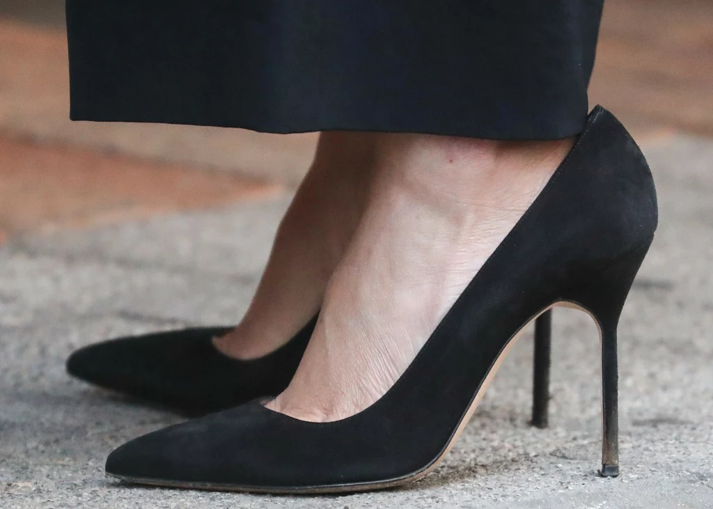 Złe dobieranie obuwia przez byłą księżną polegało nie tylko na samym rodzaju, ale również rozmiarze. Markle wielokrotnie zakładała za duże szpilki. Meghan tłumaczyła się znaną od lat sztuczką, która chroni stopy przed otarciami skóry. Nieco większy rozmiar buta nie powinien jednak rzucać się w oczy. W wielu przypadkach szpilki Markle były zdecydowanie za duże. Za sprawą tej wpadki Meghan znalazła się na "zaszczytnej" liście największych modowych wpadek ostatnich lat. Ranking stworzyła strona "Love The Sales". Złe dobieranie obuwia przez byłą księżną polegało nie tylko na samym rodzaju, ale również rozmiarze. Markle wielokrotnie zakładała za duże szpilki. Meghan tłumaczyła się znaną od lat sztuczką, która chroni stopy przed otarciami skóry. Nieco większy rozmiar buta nie powinien jednak rzucać się w oczy. W wielu przypadkach szpilki Markle były zdecydowanie za duże. Za sprawą tej wpadki Meghan znalazła się na "zaszczytnej" liście największych modowych wpadek ostatnich lat. Ranking stworzyła strona "Love The Sales".