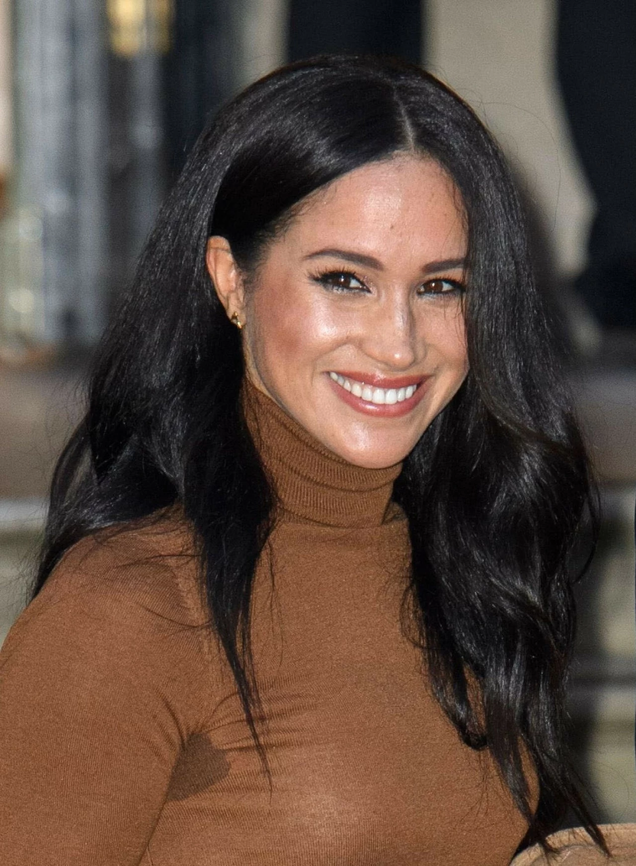 Niedawno światowe media rozpisywały się o plamie potu, którą fotoreporterzy uwiecznili w obiektywie podczas wizyty Meghan i Harry’ego w Anglii. Niczego nieświadoma Markle uśmiechała się i radośnie pozowała do zdjęć. Na nieszczęście byłej księżnej jasnobrązowy golf nie ułatwił sprawy, a plama mocno rzucała się w oczy! Niedawno światowe media rozpisywały się o plamie potu, którą fotoreporterzy uwiecznili w obiektywie podczas wizyty Meghan i Harry’ego w Anglii. Niczego nieświadoma Markle uśmiechała się i radośnie pozowała do zdjęć. Na nieszczęście byłej księżnej jasnobrązowy golf nie ułatwił sprawy, a plama mocno rzucała się w oczy!