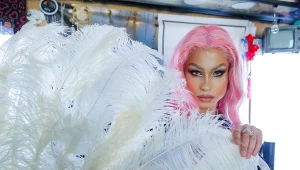 Drag queen Himera prowadzi program "Usłyszie nas" w TTV