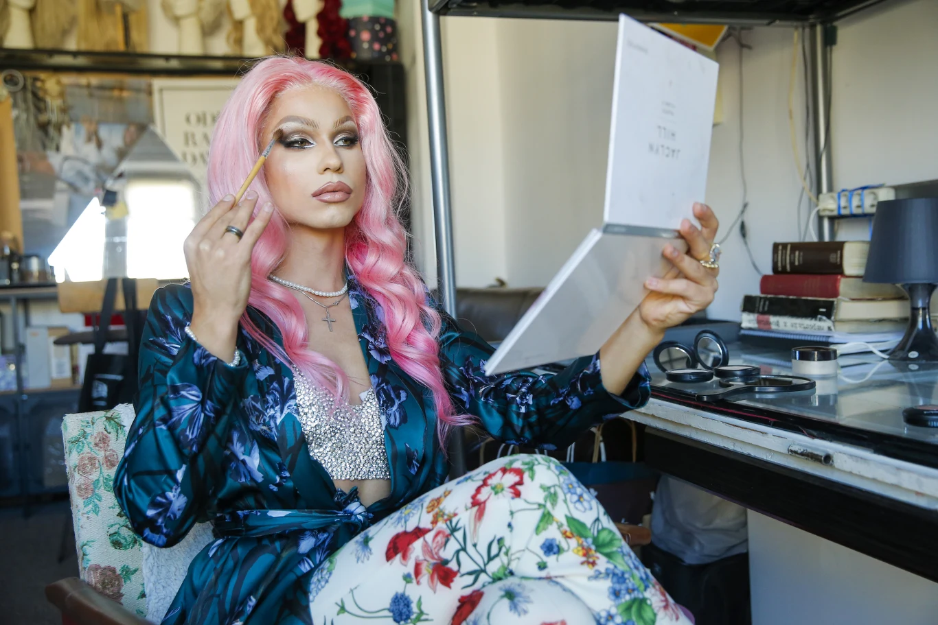 Drag queen Himera podczas przygotowań do programu