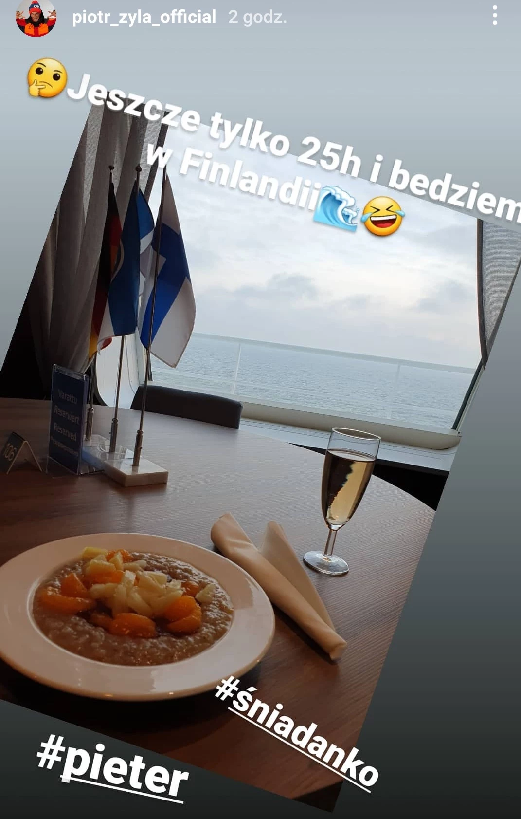 Piotr Żyła je śniadanie z widokiem na morze podczas podróży na PŚ w Ruce Piotr Żyła je śniadanie z widokiem na morze podczas podróży na PŚ w Ruce