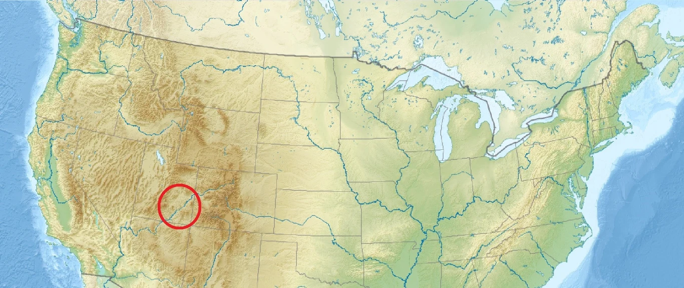 Pracownicy nagrali "spotkanie" z monolitem, a materiał rozszedł się po sieci błyskawicznie, rodząc dziesiątki domysłów o jego pochodzeniu. Oczywiście najwięcej z nich mówi o tym, że zainstalowały go tam istoty spoza Ziemi. Nie ma za zgody co do tego, czy zrobiły to tysiące lat temu, czy np. w zeszłym miesiącu.