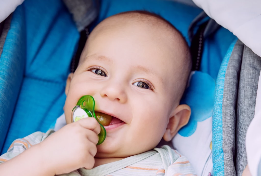 Rodzicielstwo Wiosennym apelom o pozostanie w domach, towarzyszyły żarty, sugerujące, że za dziewięć miesięcy czeka nas baby boom. Na weryfikację tych żartobliwych prognoz musimy jeszcze trochę poczekać – pierwsze „lockdownowe” dzieci na świat zaczęły przychodzić dopiero w tym miesiącu. Jednak rewelacji raczej nie należy się spodziewać: jak wynika z badań prof. Izdebskiego – 14 proc. Polaków z uwagi na pandemię postanowiło odłożyć na później decyzję o rodzicielstwie. Rodzicielstwo Wiosennym apelom o pozostanie w domach, towarzyszyły żarty, sugerujące, że za dziewięć miesięcy czeka nas baby boom. Na weryfikację tych żartobliwych prognoz musimy jeszcze trochę poczekać – pierwsze „lockdownowe” dzieci na świat zaczęły przychodzić dopiero w tym miesiącu. Jednak rewelacji raczej nie należy się spodziewać: jak wynika z badań prof. Izdebskiego – 14 proc. Polaków z uwagi na pandemię postanowiło odłożyć na później decyzję o rodzicielstwie.