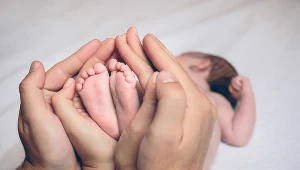 Ojcowie również opiekują sie noworodkami 