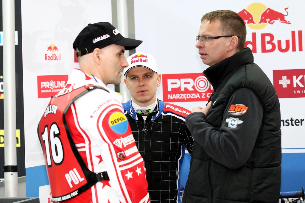 Piotr Szymański (pierwszy z prawej) w rozmowie z Tomaszem Gollobem - jednym z dwóch żyjących polskich mistrzów świata w jeździe indywidualnej na żużlu. Piotr Szymański (pierwszy z prawej) w rozmowie z Tomaszem Gollobem - jednym z dwóch żyjących polskich mistrzów świata w jeździe indywidualnej na żużlu.