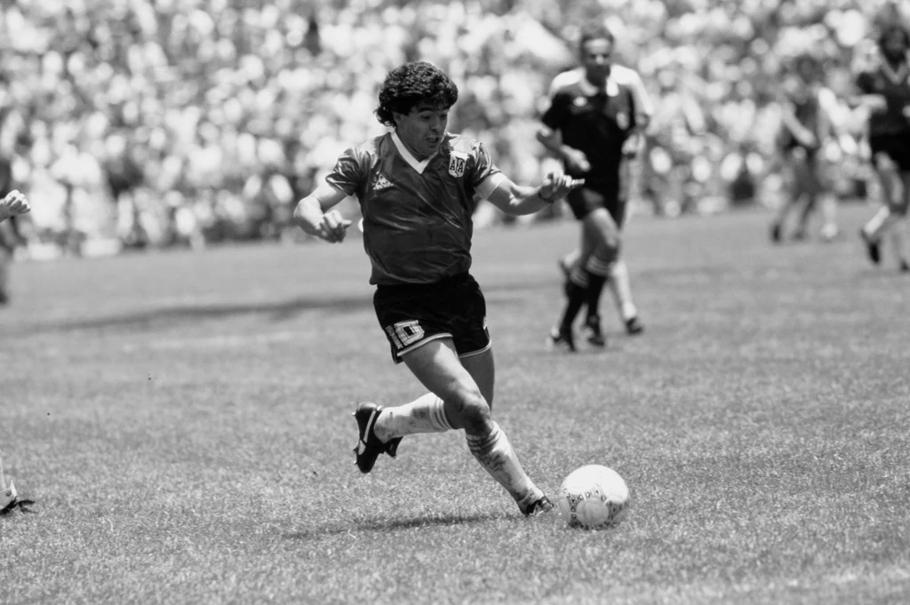 Diego Armando Maradona w meczu z Anglią w 1986 roku Diego Armando Maradona w meczu z Anglią w 1986 roku