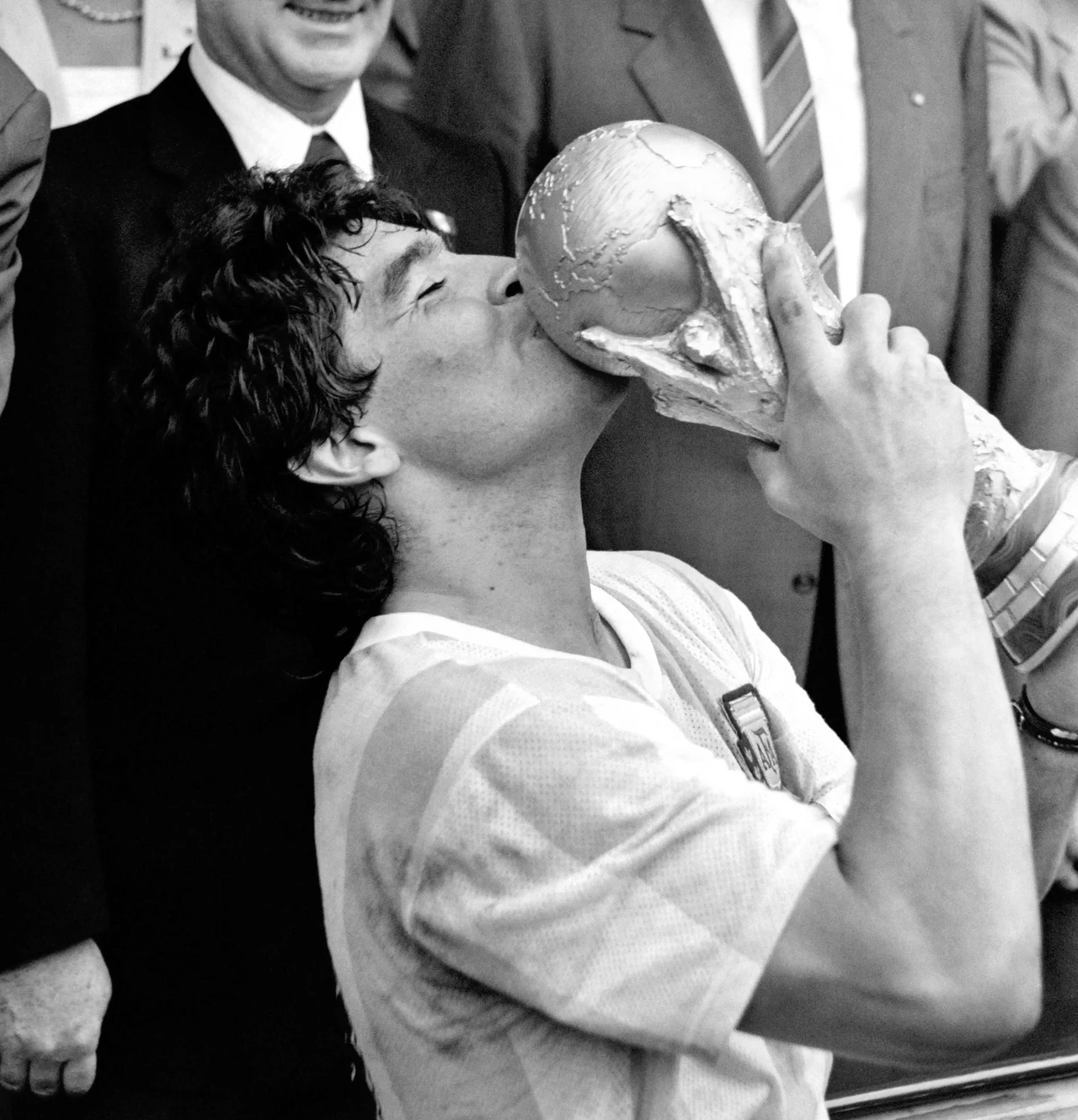 Diego Maradona z Pucharem Świata za wygranie mundialu w 1986 r.