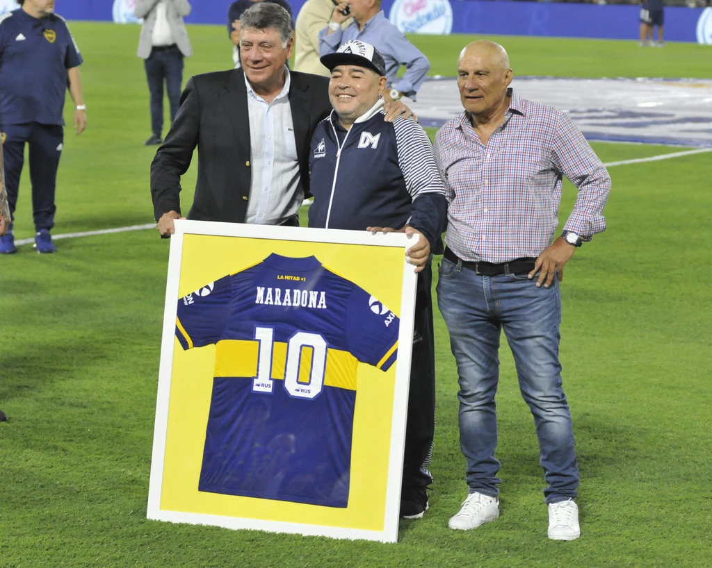 Maradona (w środku) z koszulką upamiętniającą zdobycie tytułu przez Boca Juniors w 1981 roku Maradona (w środku) z koszulką upamiętniającą zdobycie tytułu przez Boca Juniors w 1981 roku