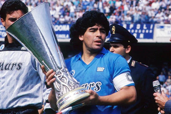 Z Napoli Maradona osiągał wielkie sukcesy - dwa mistrzostwa Włoch, Puchar i Superpuchar Włoch, Puchar UEFA Z Napoli Maradona osiągał wielkie sukcesy - dwa mistrzostwa Włoch, Puchar i Superpuchar Włoch, Puchar UEFA