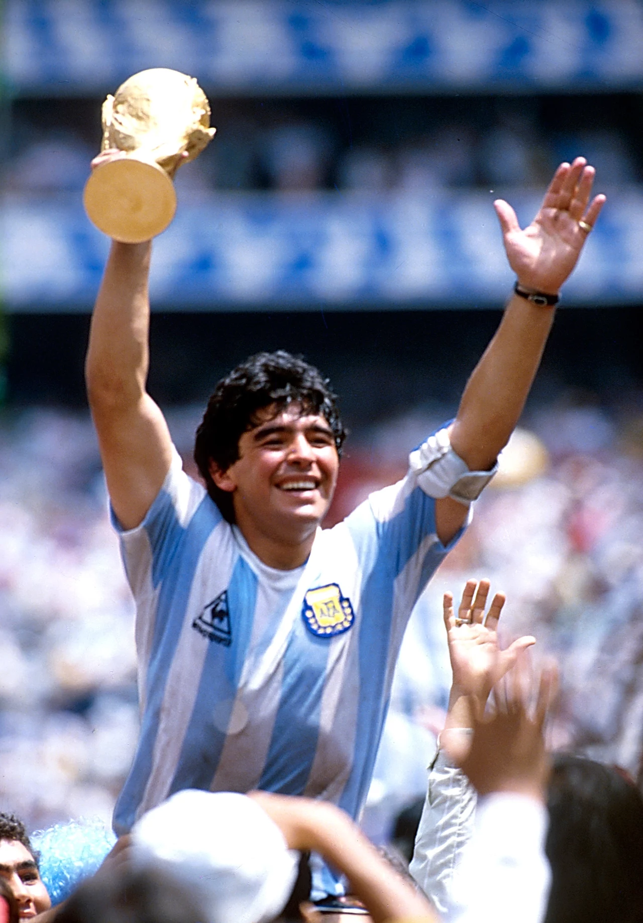 Maradona z trofeum po zdobyciu mistrzostwa świata w Meksyku Maradona z trofeum po zdobyciu mistrzostwa świata w Meksyku