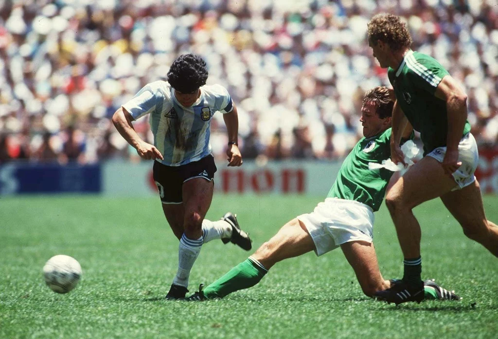 Maradona w finale z Niemcami, wygranym 3-2 Maradona w finale z Niemcami, wygranym 3-2