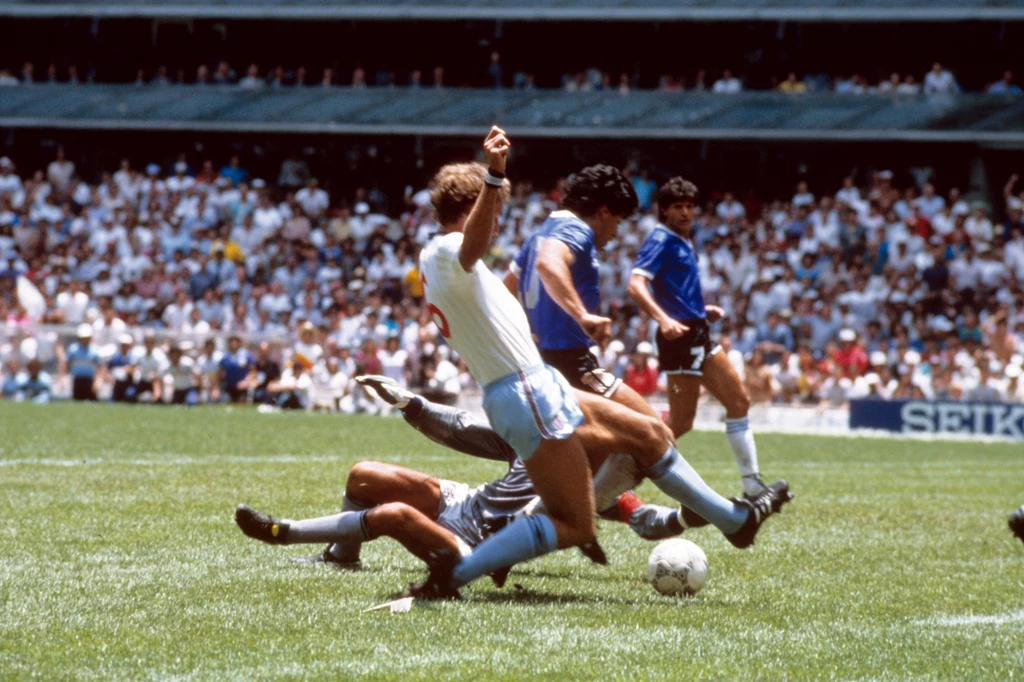 Maradona strzela gola Anglikom po rajdzie przez pół boiska w ćwierćfinale MŚ 1986 (2-1) Maradona strzela gola Anglikom po rajdzie przez pół boiska w ćwierćfinale MŚ 1986 (2-1)