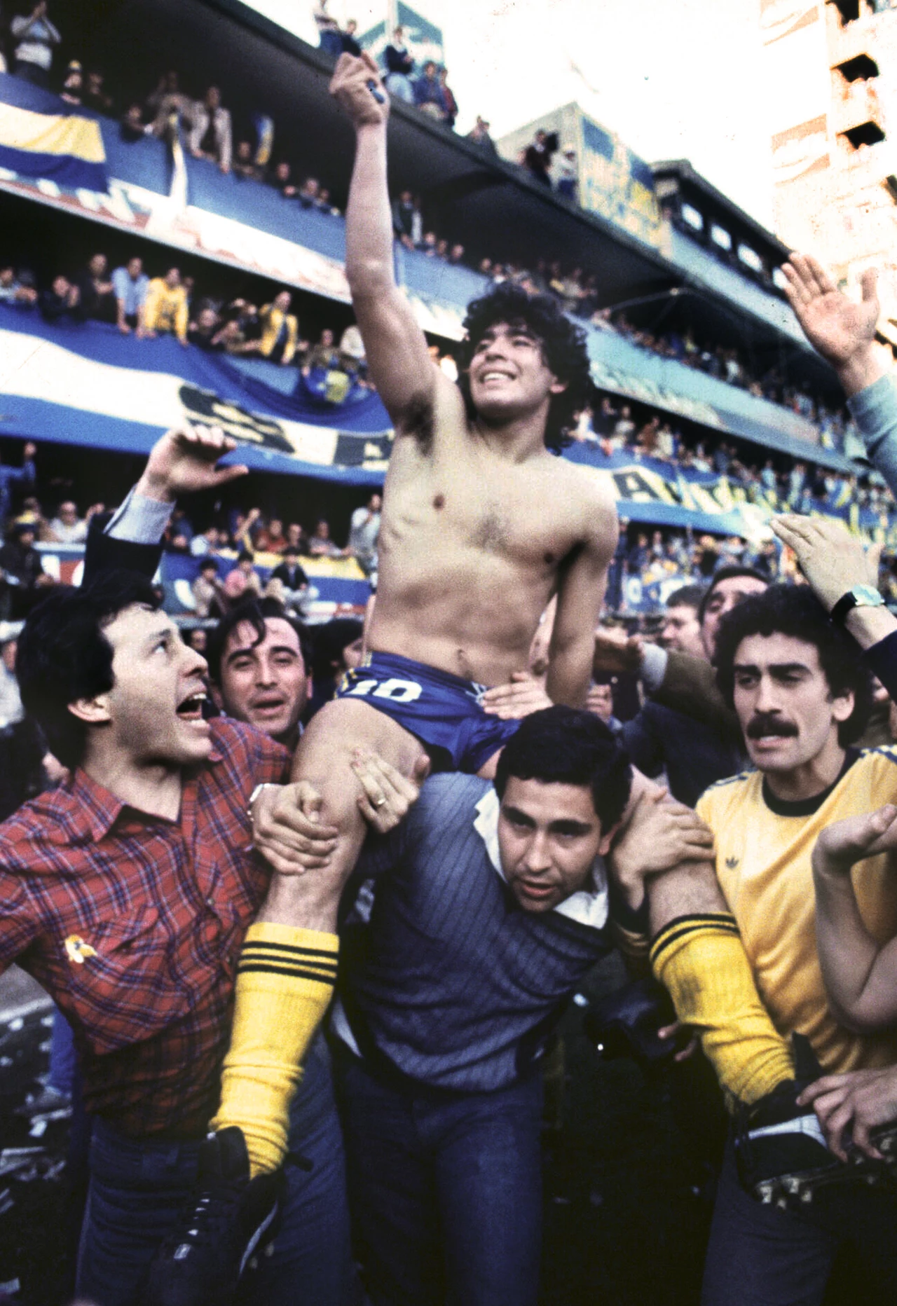 Maradona świętuje mistrzostwo z Boca Juniors w 1981 roku Maradona świętuje mistrzostwo z Boca Juniors w 1981 roku