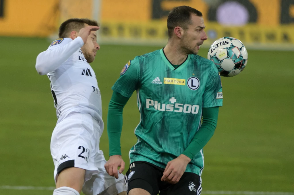 Mateusz Cholewiak (w zielonej koszulce) strzelił zwycięskiego gola dla Legii. Obok niego Łukasz Kosakiewicz z Widzewa Mateusz Cholewiak (w zielonej koszulce) strzelił zwycięskiego gola dla Legii. Obok niego Łukasz Kosakiewicz z Widzewa