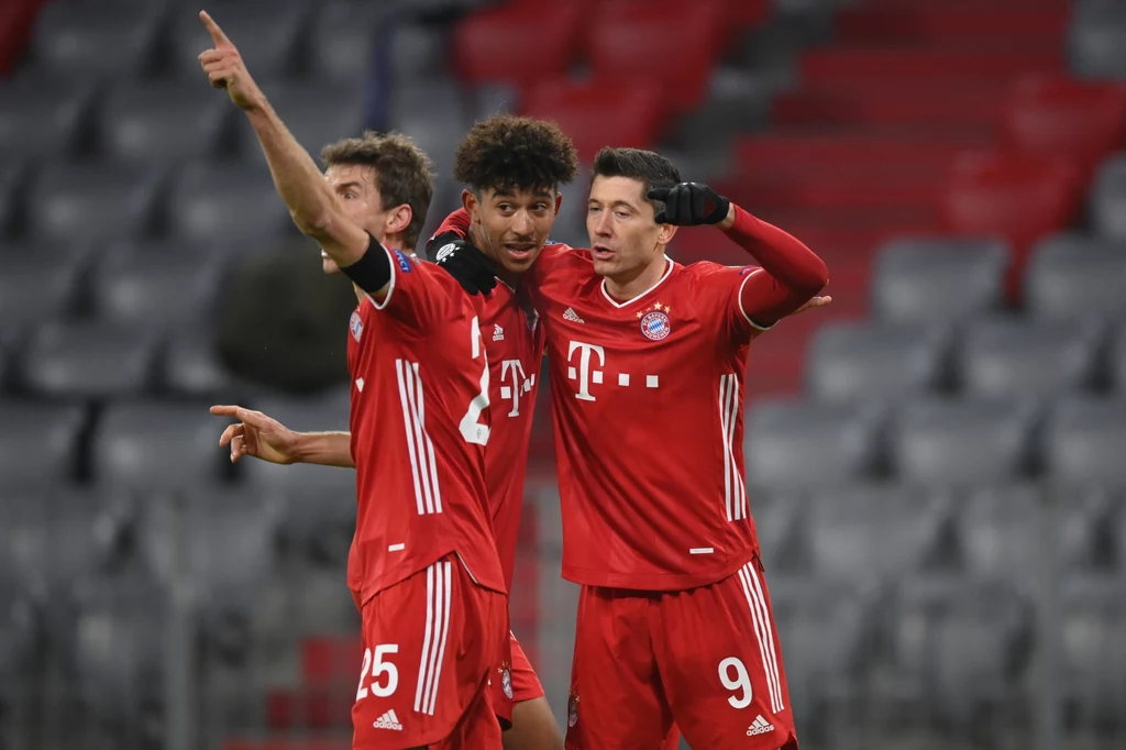 Thomas Mueller, Chris Richards i Robert Lewandowski cieszą się z bramki Polaka Thomas Mueller, Chris Richards i Robert Lewandowski cieszą się z bramki Polaka