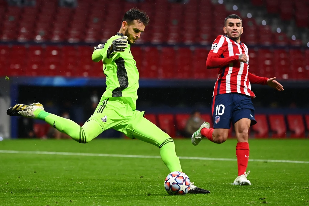 Bramkarz Lokomotiwu Guilherme i Angel Correa z Atletico Bramkarz Lokomotiwu Guilherme i Angel Correa z Atletico