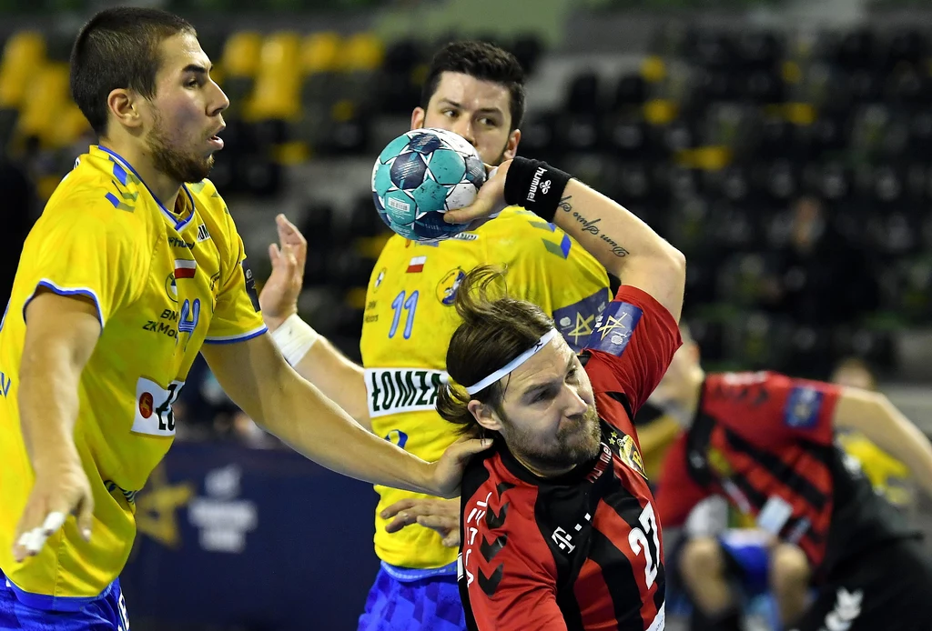  Zawodnicy Łomży Vive Kielce Nickolas Tournat (z lewej) i Daniel Dujshebaev (tył)