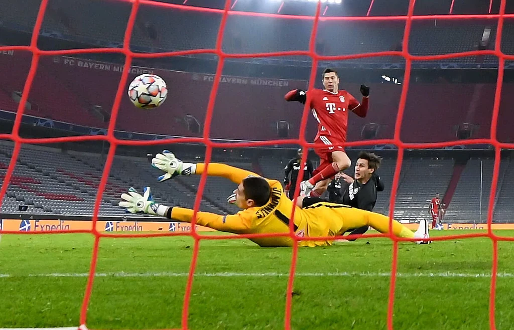 Robert Lewandowski zdobywa bramkę Robert Lewandowski zdobywa bramkę