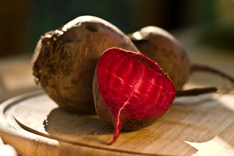 Buraki należy upiec w skórce i dopiero wtedy dodać je do wywaru Buraki należy upiec w skórce i dopiero wtedy dodać je do wywaru