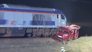 Małopolskie: O włos od tragedii. Kobieta wjechała pod pociąg, w samochodzie były dzieci