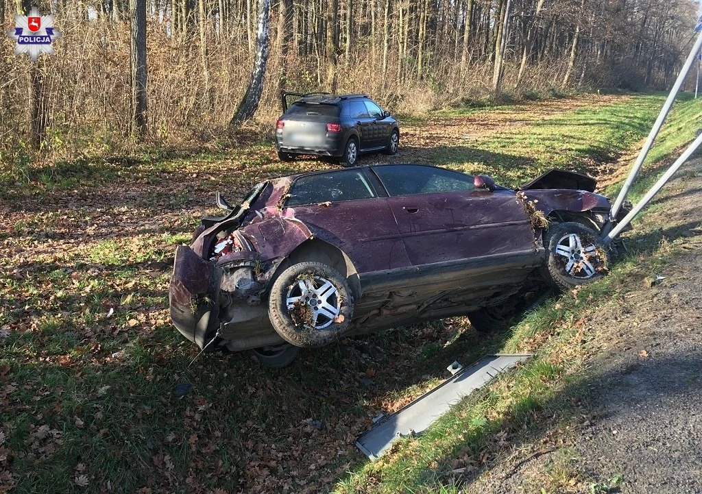 Samochód dachował i wypadł z drogi