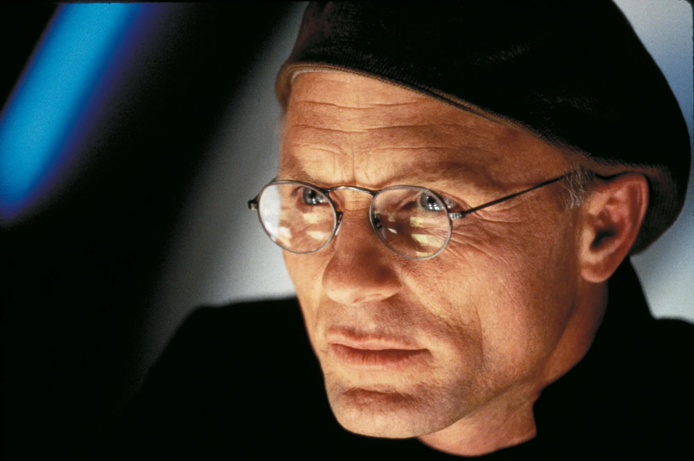 Trzy lata później Harris znów pociągał za sznurki, tym razem w filmie "Truman Show", w którym wcielił się w twórcę tytułowego programu telewizyjnego. Rola ta przyniosła aktorowi kolejną nominację do Oscara.