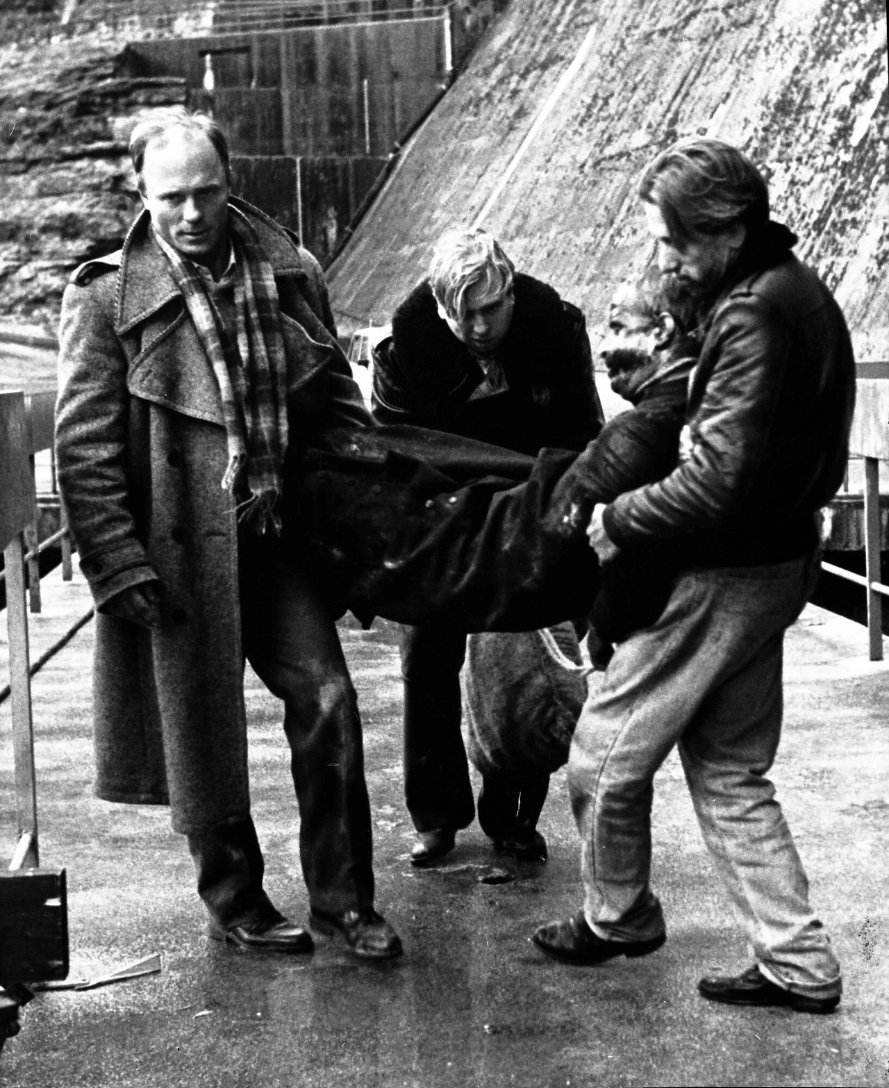 W 1988 roku Harris zagrał główną rolę w filmie Agnieszki Holland "Zabić księdza" - rozgrywającej się w okresie stanu wojennego historii inspirowanej zabójstwem księdza Popiełuszki. Wcielił się w oficera UB, ślepo wierzącego w komunizm. Jego Stefan, oskarżany przez przełożonych o nieskuteczność działania, odrzucony przez własną rodzinę, potrzebuje zewnętrznego wroga, na którym mogłaby skupić się jego nienawiść. Znajduje go w osobie charyzmatycznego księdza Alka (Christopher Lambert), który porywa tłumy swoimi antysystemowymi kazaniami. Zdesperowany ubek postanawia zabić kaznodzieję. 

"Zabić księdza" nie było jednak filmem czysto politycznym, raczej uniwersalną opowieścią o walce dobra ze złem. W pamięci zapisały się zwłaszcza brutalne sceny przesłuchania i torturowania księdza.

Współpracę z polską reżyserką Harris kontynuował w późniejszych latach występując w jej kolejnych obrazach: "Trzecim cudzie" (1999) i "Kopii mistrza" (2005), gdzie zagrał Ludwika van Beethovena.