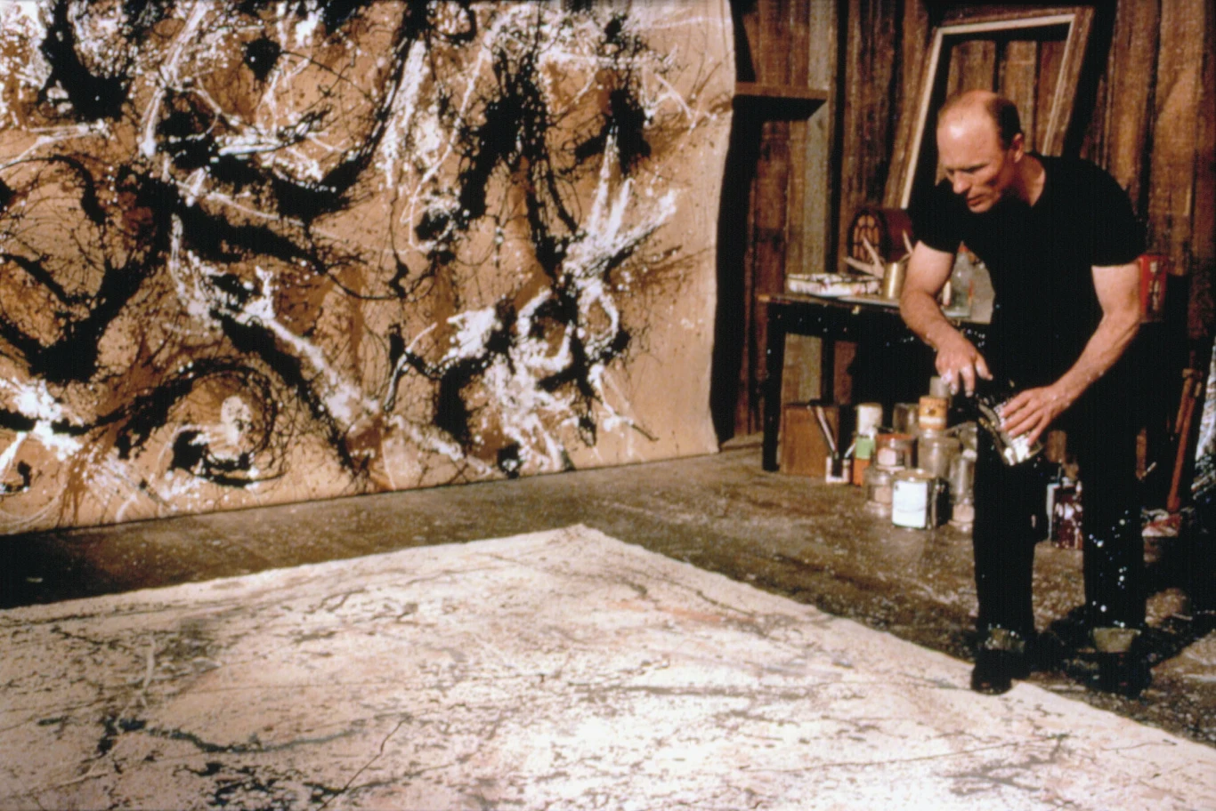 Nakręcony w 2000 roku biograficzny film "Pollock", opowiadający o życiu słynnego amerykańskiego malarza, był reżyserskim debiutem Eda Harrisa. Tytułowa kreacja przyniosła mu również pierwszą nominację do Oscara w kategorii "najlepszy aktor pierwszoplanowy". Po drugiej stronie kamery Harris stanął jeszcze raz w 2006 roku reżyserując western "Appaloosa".
