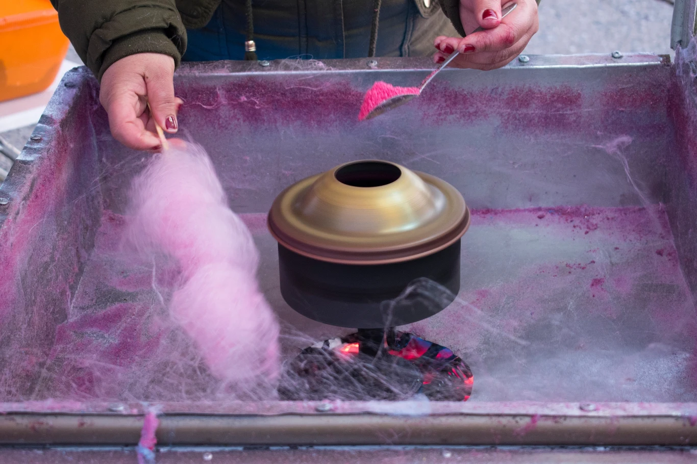 Wata cukrowa to nic innego jak słodkie niteczki cukru nawinięte na drewniany patyczek