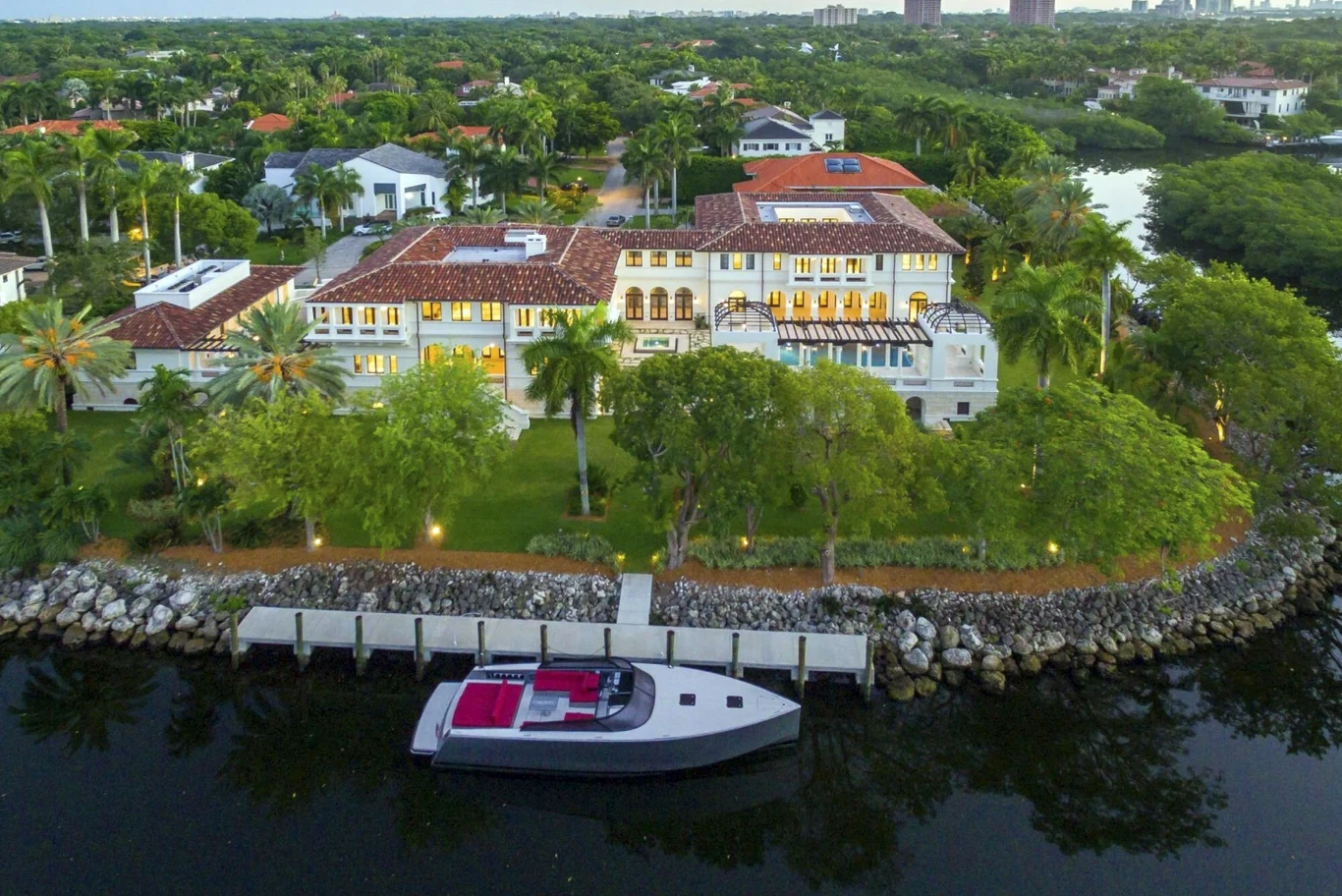 Villa Costanera znajduje się w Coral Gables w ekskluzywnej dzielnicy Cocoplum. Domy w tej okolicy kupowali m.in. DJ Khaled, Shakira i Luis Fonsi. 