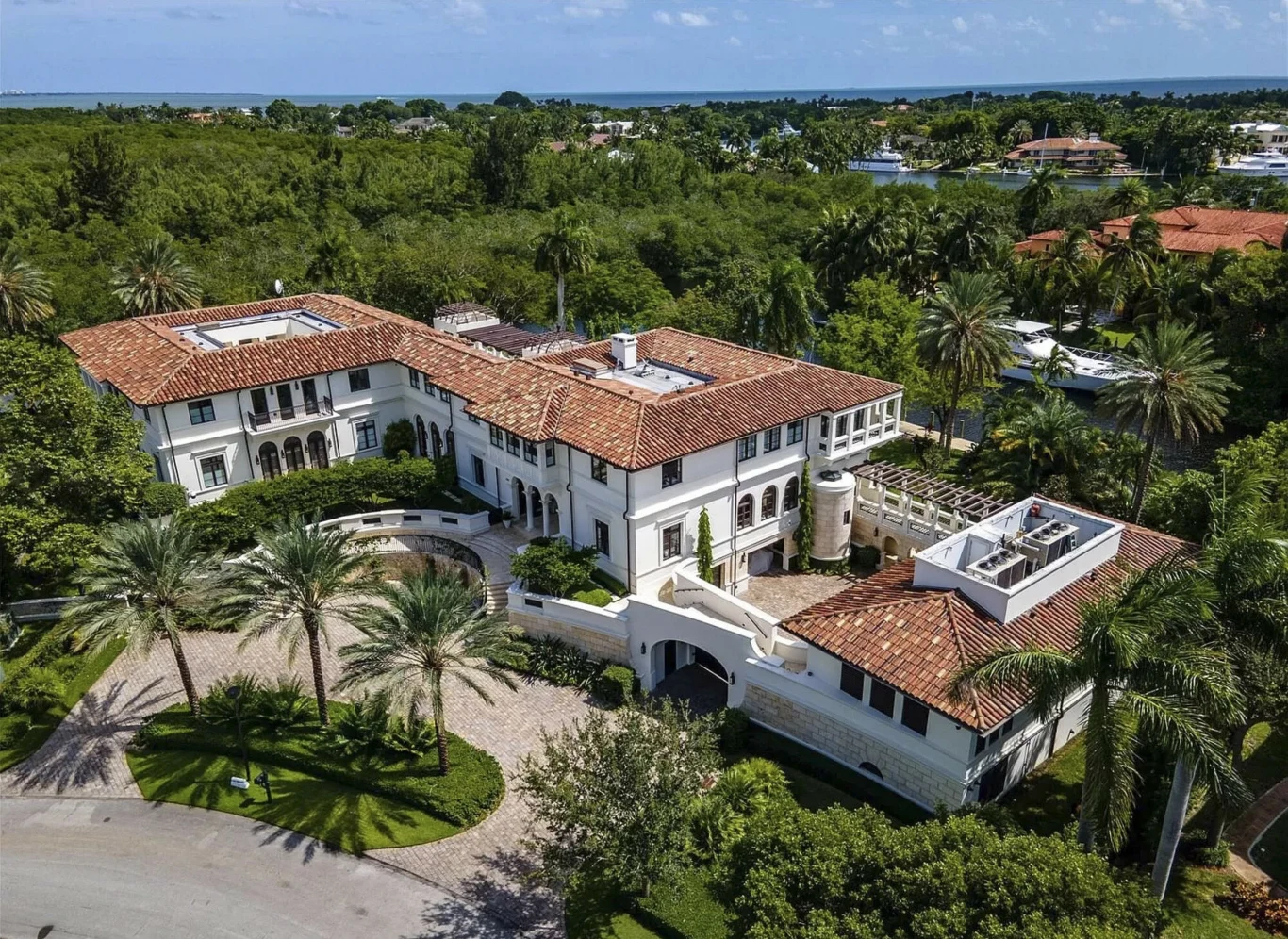 Anthony w listopadzie 2020 roku wystawił na sprzedaż swój dom w Miami, który nabył dwa lata wcześniej za 19 milionów dolarów. Teraz gwiazdor chce za niego 27 milionów. 