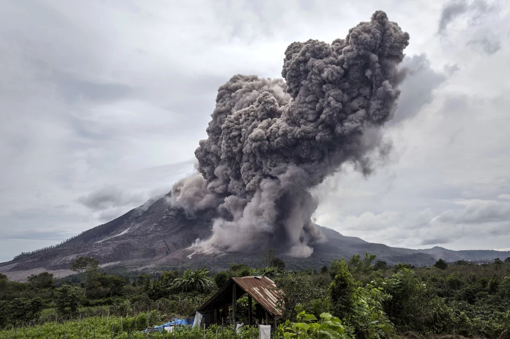 Erupcja wulkanu Sinabung w 2015 r. Góra znów zagrzmiała pięć lat później...