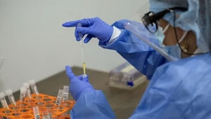 Chciała wwieźć do USA materiał biologiczny z Wuhan. FBI w akcji 