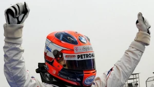 Robert Kubica świętuje triumf w kwalifikacjach GP Bahrajnu w 2008 roku