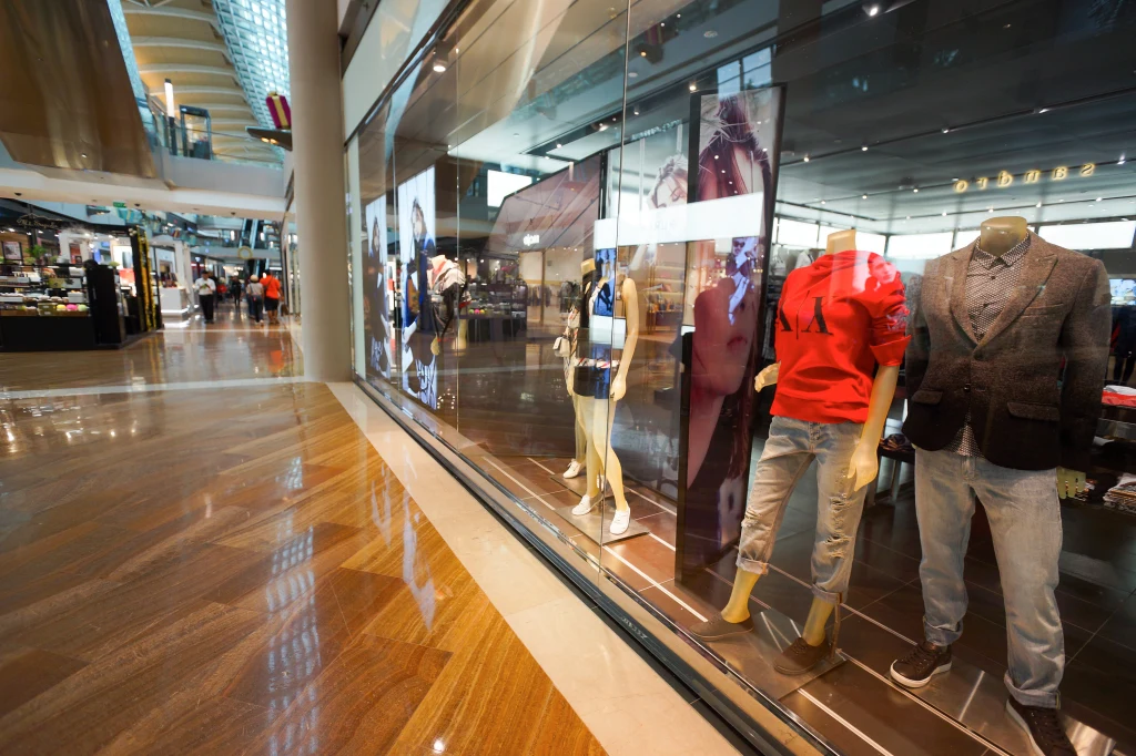 H&M zamyka kolejne sklepy stacjonarne. Coraz więcej klientów woli zakupy online