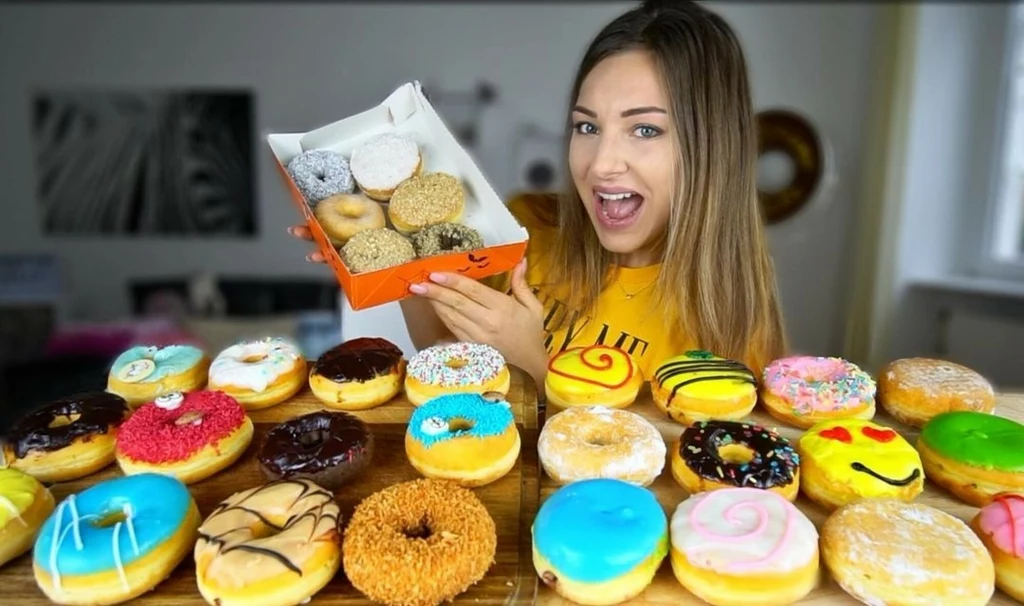 Na wielkie łasowanie Livia pozwala sobie raz w tygodniu. Jej jadłospis wygląda wtedy następująco: sześć pączków na śniadanie, burger z frytkami na obiad, pizza albo kanapka z frytkami i krążki cebulowe na kolację, chipsy, muffiny, cake popsy i orzeszki w ramach przekąsek. W pozostałe dni Livia ćwiczy. Twierdzi jednak, że nie katuje się treningami – rusza się dla zdrowia, utrzymania formy i dobrego nastroju. 
