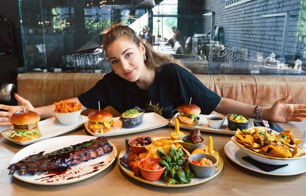 Fotografiami swoich uczt Livia szybko zaczęła dzielić się na Instagramie, zaczęła też tworzyć filmiki, które publikowała na You Tubie. W tej chwili na Instagramie obserwuje ją 55 tys. osób, na YT zaś, jej treści śledzi prawie 200 tys. subskrybentów. 