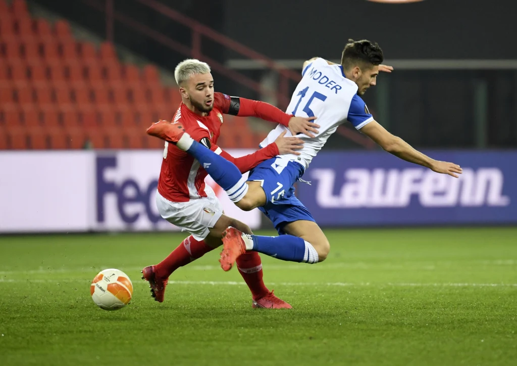 Jakub Moder w trakcie meczu ze Standardem