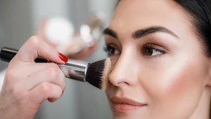 Zamiast agresywnie wcierać podkład, wklepujmy go delikatnie jak krem lub balsam