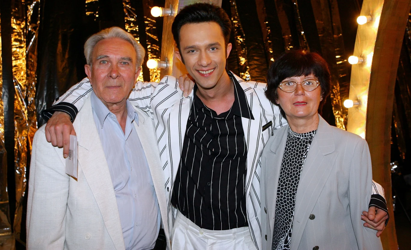 Łukasz Płoszajski z rodzicami w programie "Jak oni śpiewają", 2007 r. Łukasz Płoszajski z rodzicami w programie "Jak oni śpiewają", 2007 r.