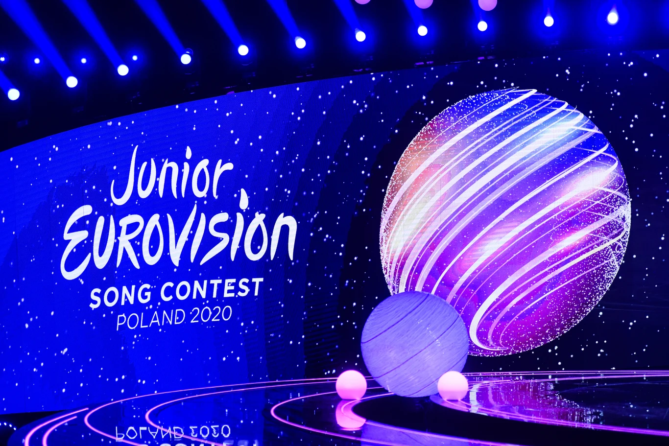 Sloganem konkursu jest "Move the World"