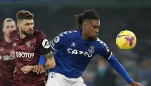 Mateusz Klich ( z prawej) w starciu o piłkę z Iwobim