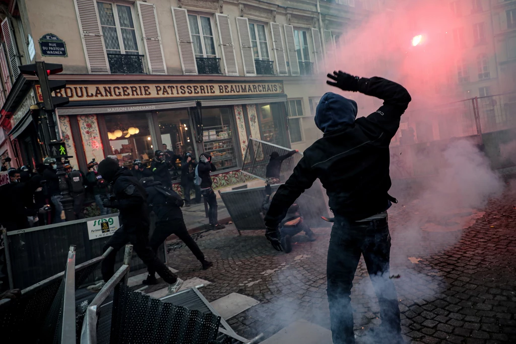 Starcia demonstrantów z policją w Paryżu Starcia demonstrantów z policją w Paryżu