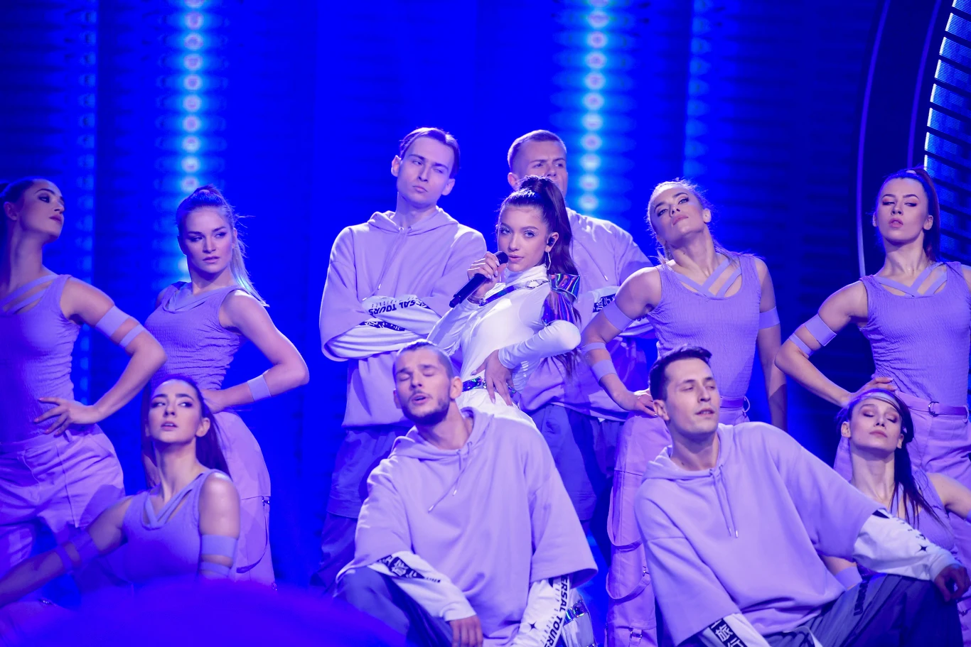 Viki Gabor w otoczeniu tancerzy