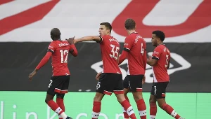 Jan Bednarek (drugi z lewej) cieszy się z gola