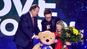 Prezes TVP Jacek Kurski i Mateusz Szymkowiak gratulują Ali Tracz